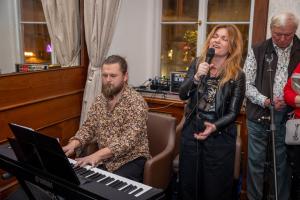 9 Iva Marešová zpívá píseň Tisíc očí.