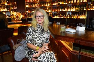 12.Jitka si vychutnává svůj drink a cigaretku v Cohiba Atmosphere