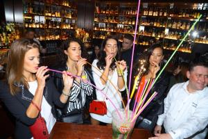 14. Nikol a kamarádky s narozeninovým drinkem