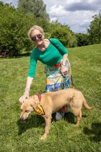 4 Helena Vondrackova si pohladila nekolik pejsku