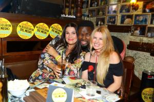 5.Mahulena s přáteli a oblíbeným drinkem 