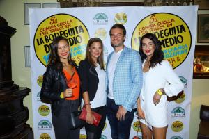 7.Uznávaný plastický chirug Ondra Měšťák v obležení krásných žen