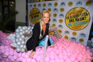 8.Zuzka Belohorcová pózuje před klubem v balonkovém autě