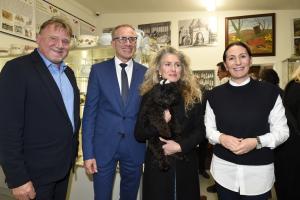 9 Jan Sedlacek,  Starosta Prahy 12, Olga Menzelova  a  Sandra Udzenija  FDS9384