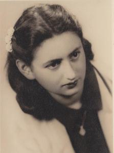 Hanicka, asi rok po valce, v ruzovych satech z latky, kterou maminka schovala u tety Kacerove