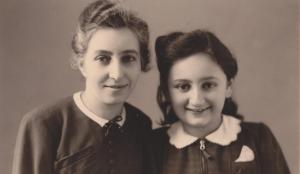 Hanicka s maminkou v dobe, kdy mely nastoupit do transportu