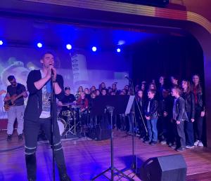 Lada s detskym sborem zpivali AC DC