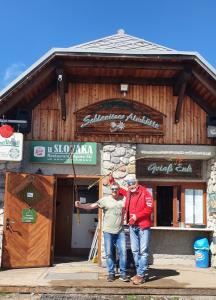 Mato pred svou restauraci s J. Censkym priprava na polevacku