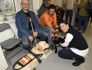 Namestkyne Primatora Sandra Udzenija se pomazlila s vodicim psy FDS8763