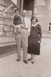 Rodice s Hanickou pred jejich obchodem v Holicich