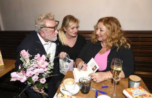 Upir Krejci s partnerkou JDS7406