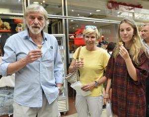 Vl. Kratina s dcerou a K. Neumannovou DSC0650