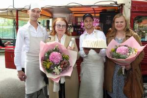 vlevo Simon Petrucha s oslavenkynemi JHA 7051